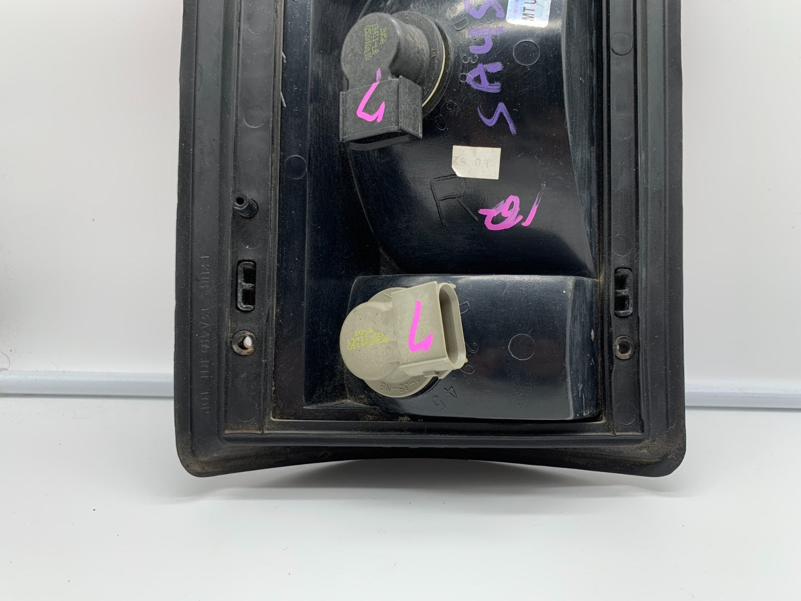 2005-2011 Ford E-150 Driver Tail Light Taillight Lamp OEM B03B45051