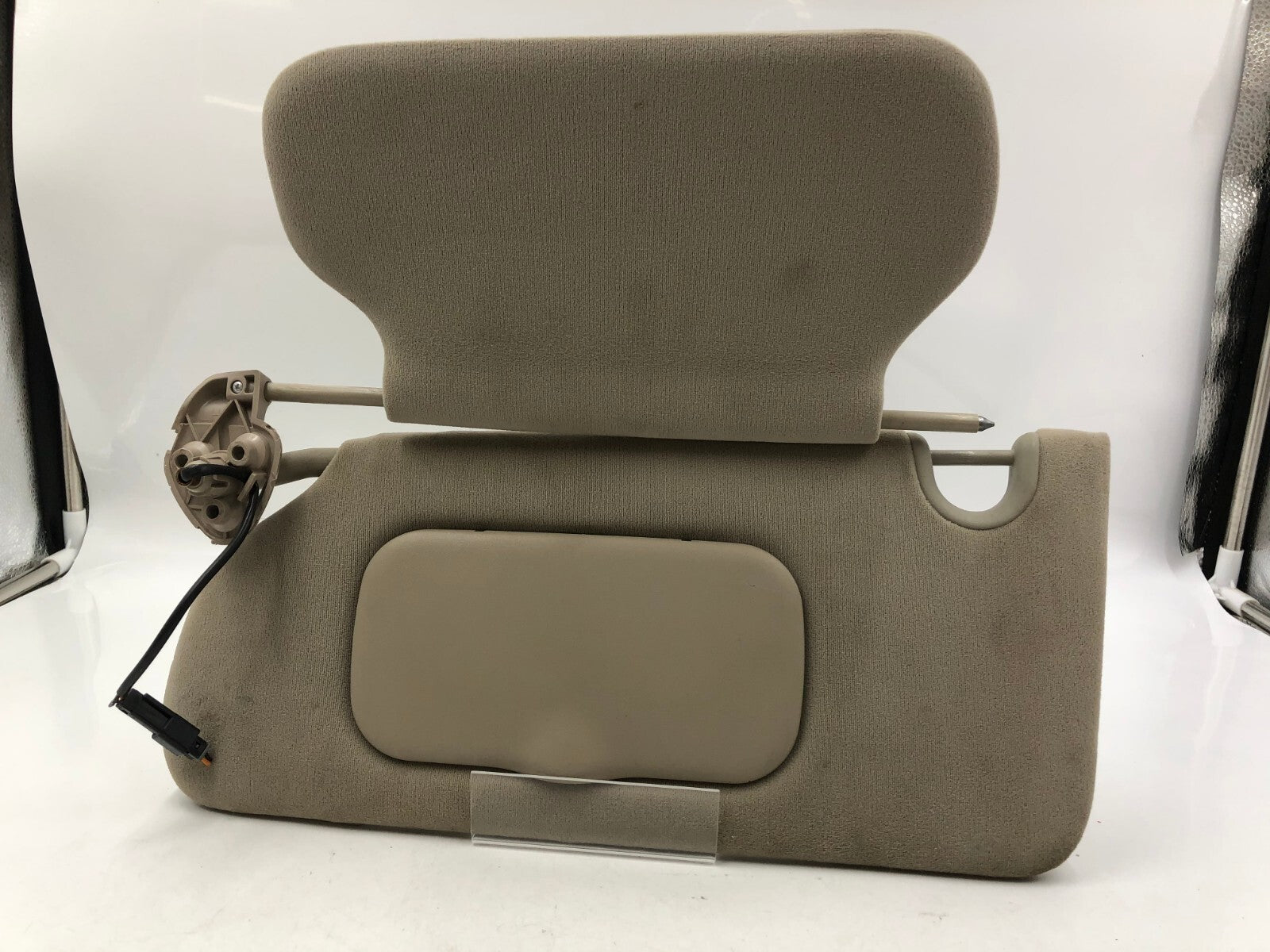 2006 Chevrolet Avalanche 1500 Driver Sun Visor Gray Illuminated OEM C02B11049