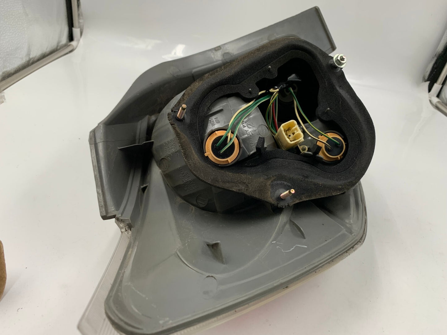 2003-2004 Toyota Matrix Passenger Side Taillight Tail Light OEM E02B67002