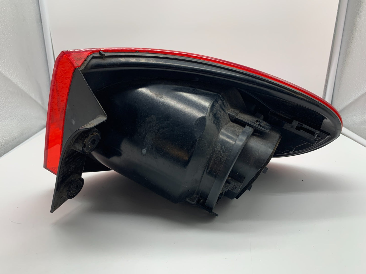 2009-2011 Volkswagen Tiguan Driver Side Tail Light Taillight OEM B02B11016