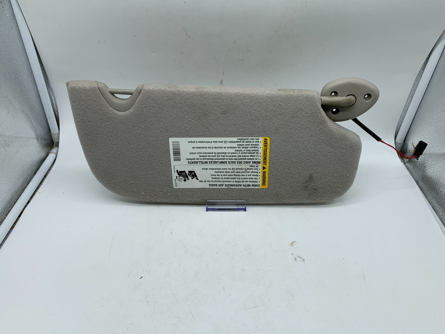 2005-2006 Chevrolet Trailblazer Driver Sun Visor Gray Illuminated OEM A04B41001