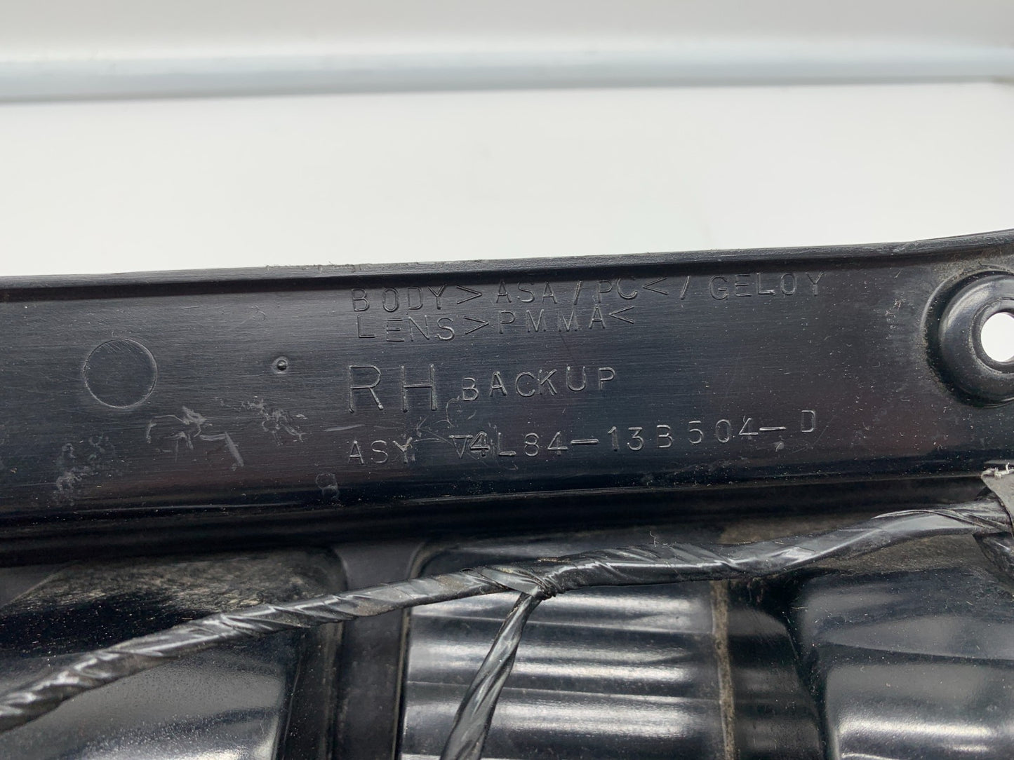 2001-2007 Ford Escape Passenger Side Tail Light Taillight OEM E02B36002