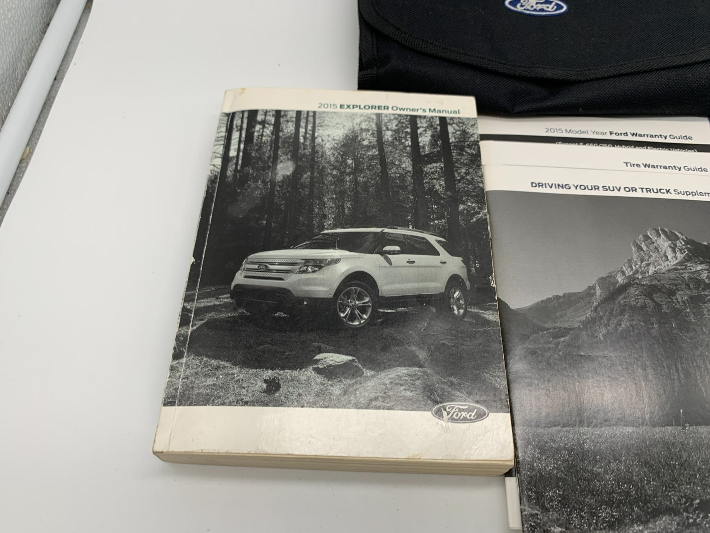 2015 Ford Explorer Owners Manual Set with Case OEM C01B08021