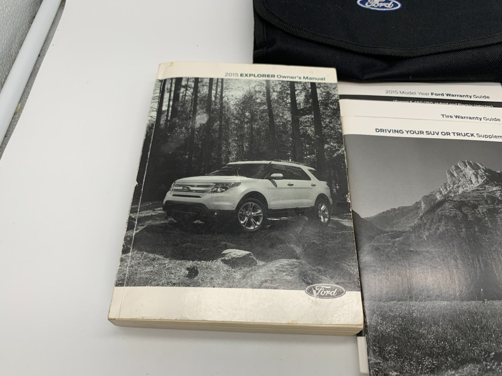 2015 Ford Explorer Owners Manual Set with Case OEM C01B08021