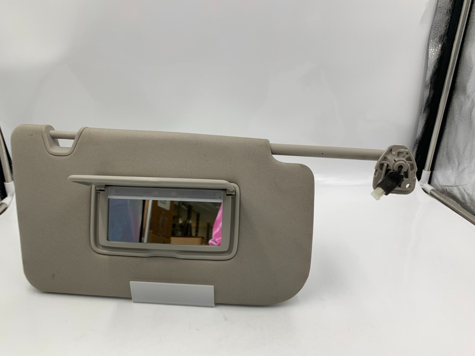 2018-2020 Nissan Rogue Passenger Sun Visor Gray Illuminated C01B08027