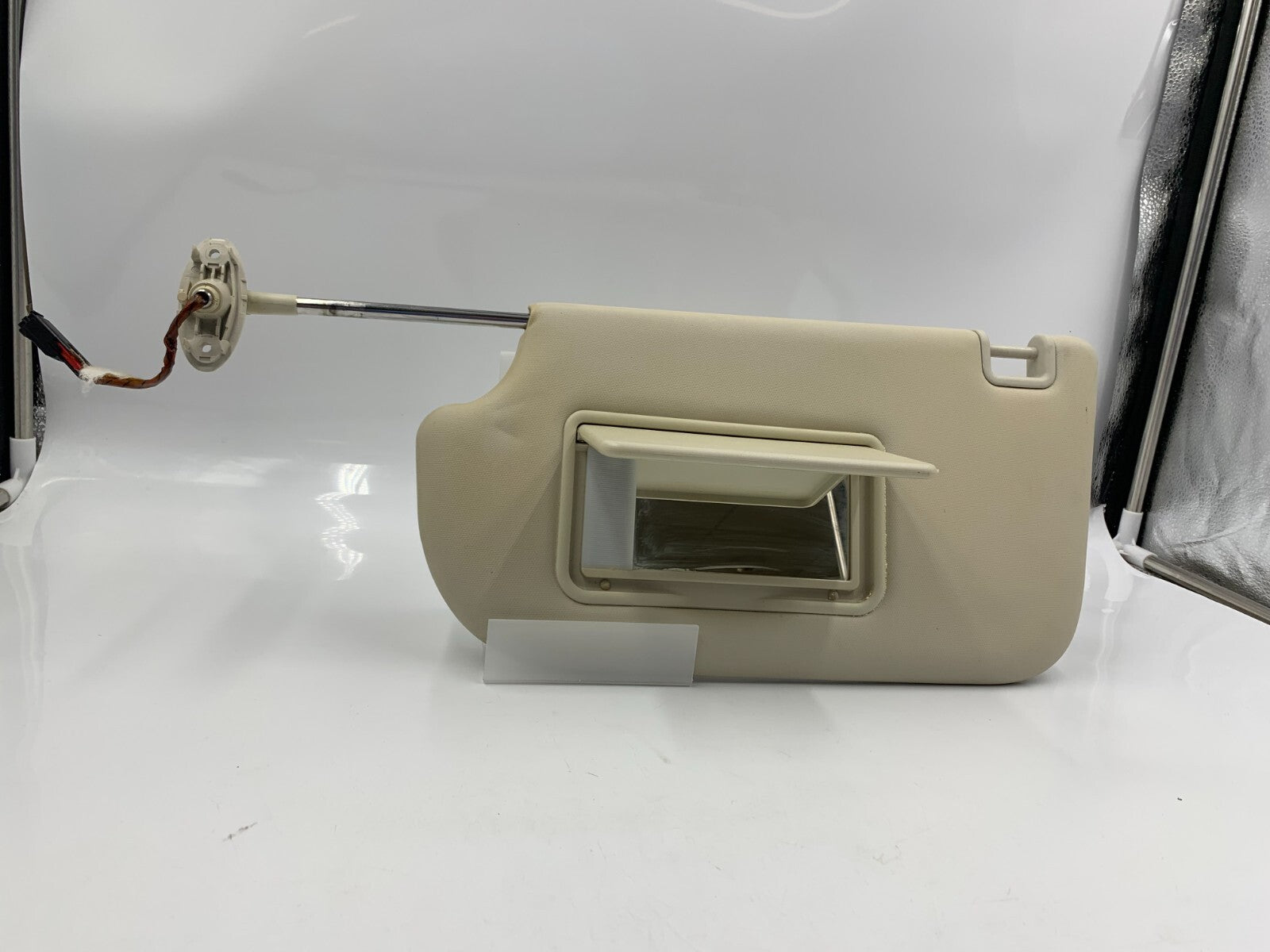 2013-2018 Ford Focus Driver Sun Visor Ivory Illuminated OEM E01B07020