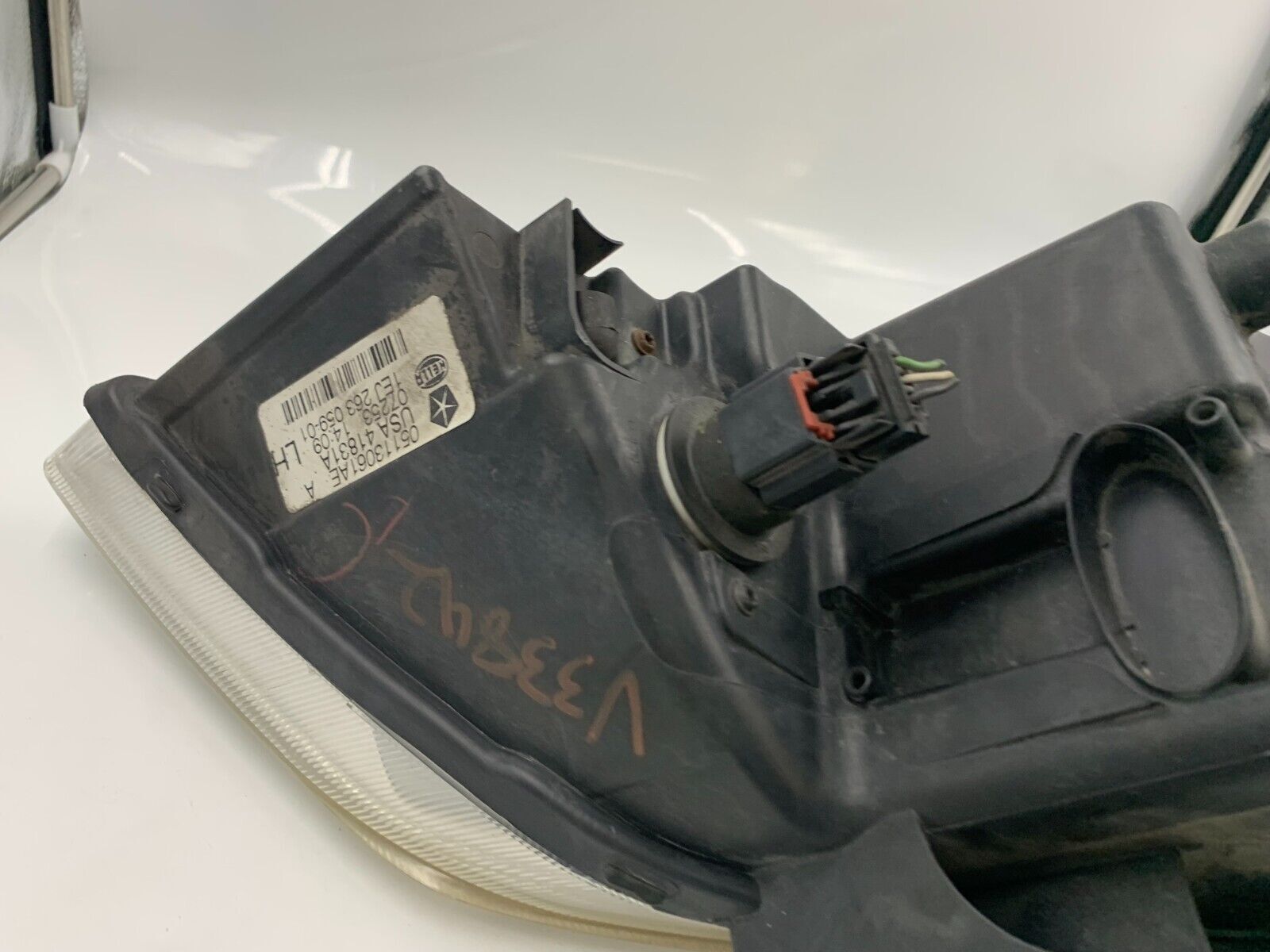 2007-2008 Chrysler Pacifica Driver Side Head Light Headlight OEM D02B57001