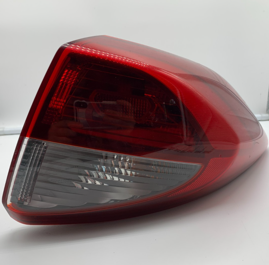 2016-2018 Hyundai Tucson Passenger Side Tail Light Taillight OEM B04B11044
