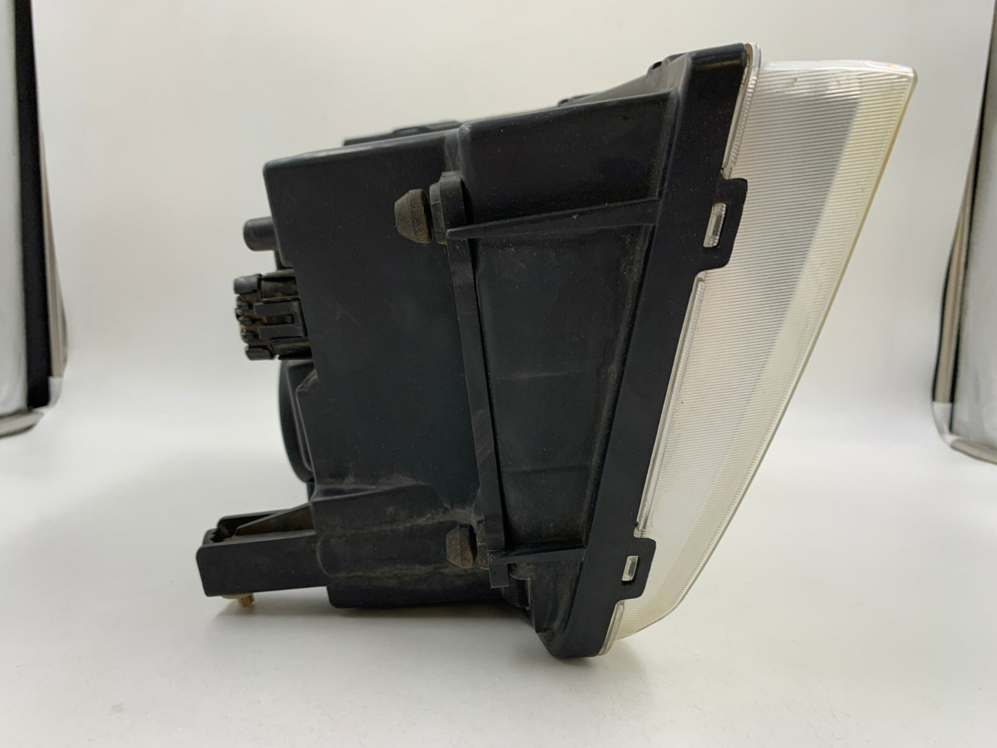 2004-2005 GMC Envoy XUV Passenger Side Head Light Headlight OEM B02B41044