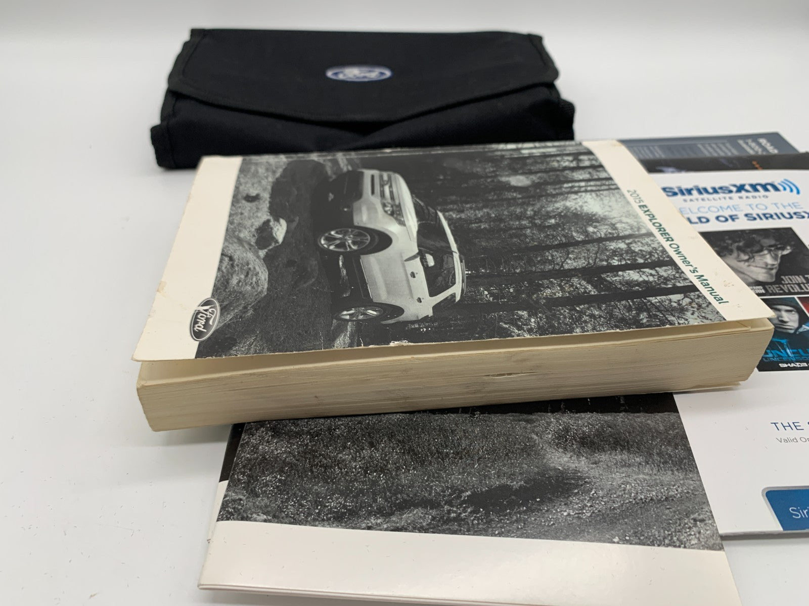 2015 Ford Explorer Owners Manual Set with Case OEM C01B08021