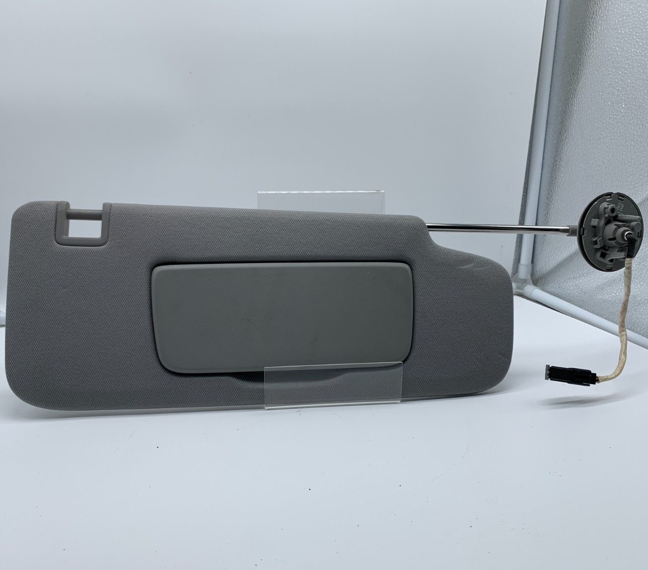 2018-2020 Chevrolet Equinox Passenger Sun Visor Gray Illuminated OEM B03B46052