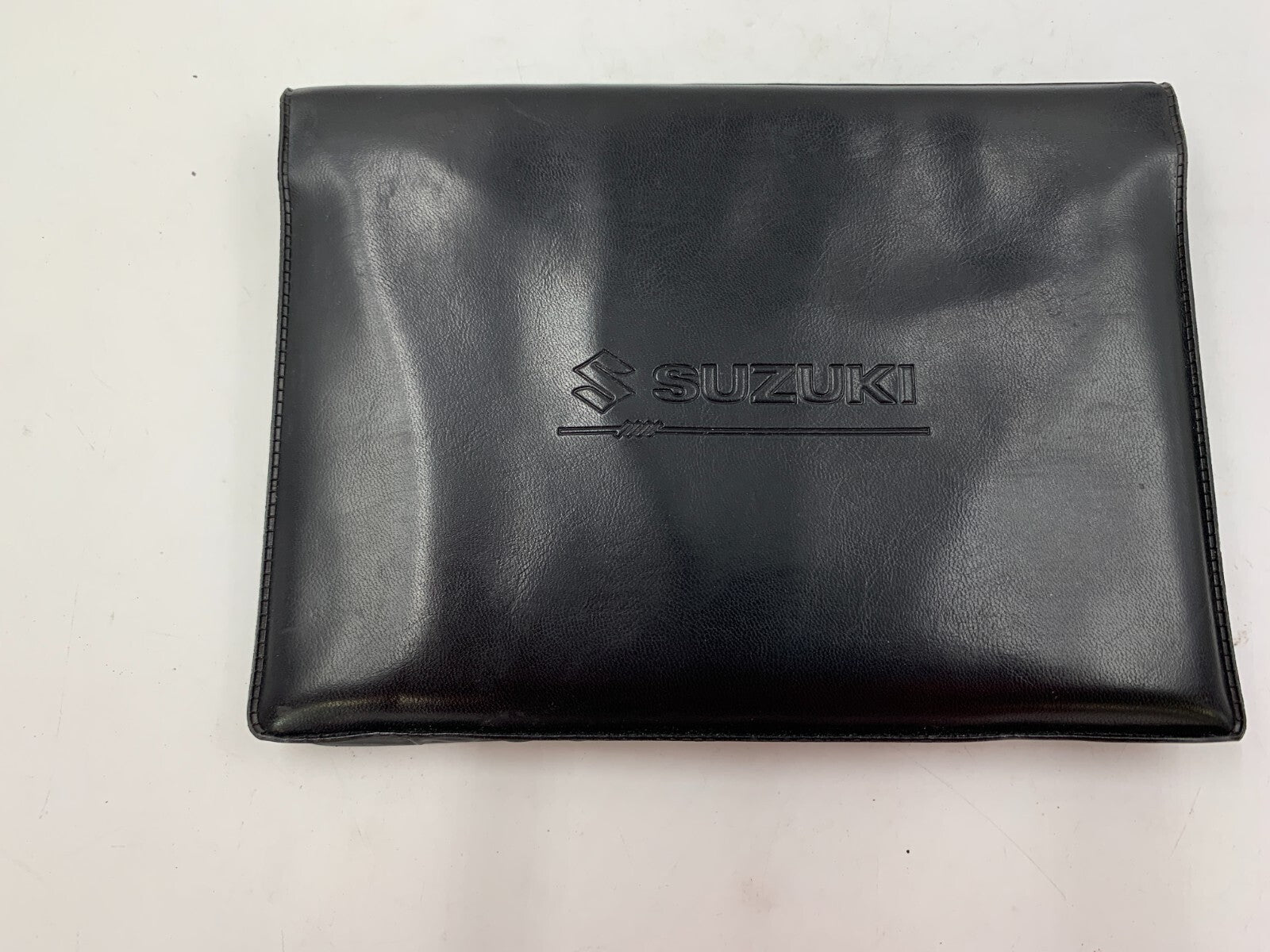 2004 Suzuki Forenza Owners Manual Set with Case B02B22041