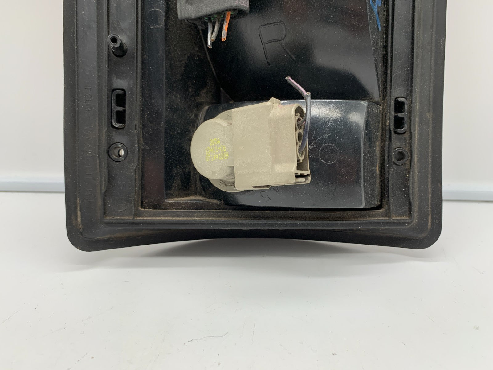 1995-2002 Ford E150 Passenger Tail Light Taillight Lamp OEM