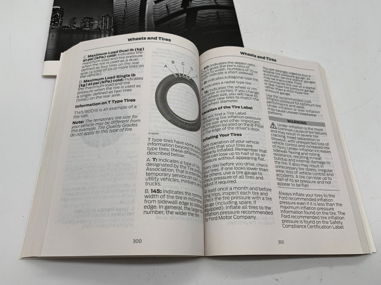 2017 Ford Fusion Owners Manual Set with Case OEM C04B41003