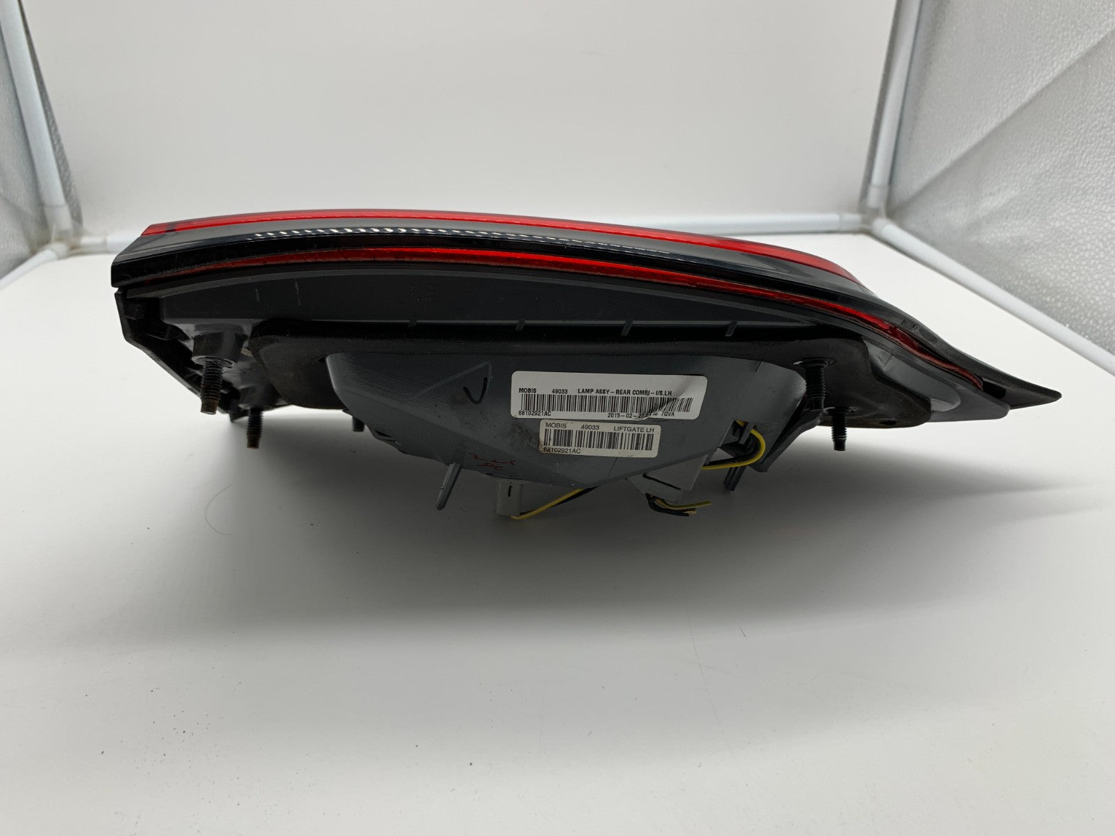 2014-2018 Jeep Cherokee Driver Side Liftgate Tail Light Taillight OEM B04B49011