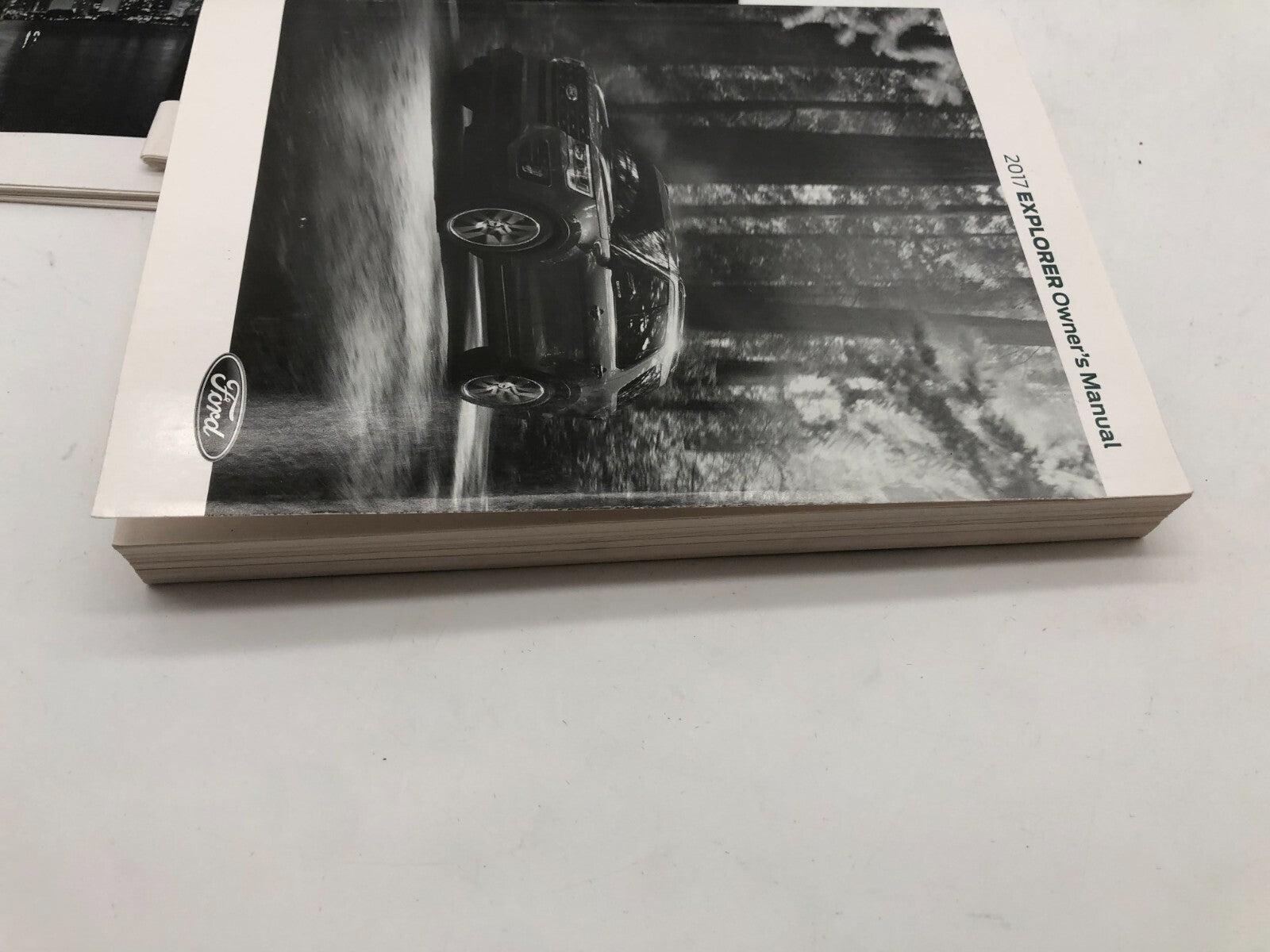 2017 Ford Explorer Owners Manual Set with Case OEM E01B17031