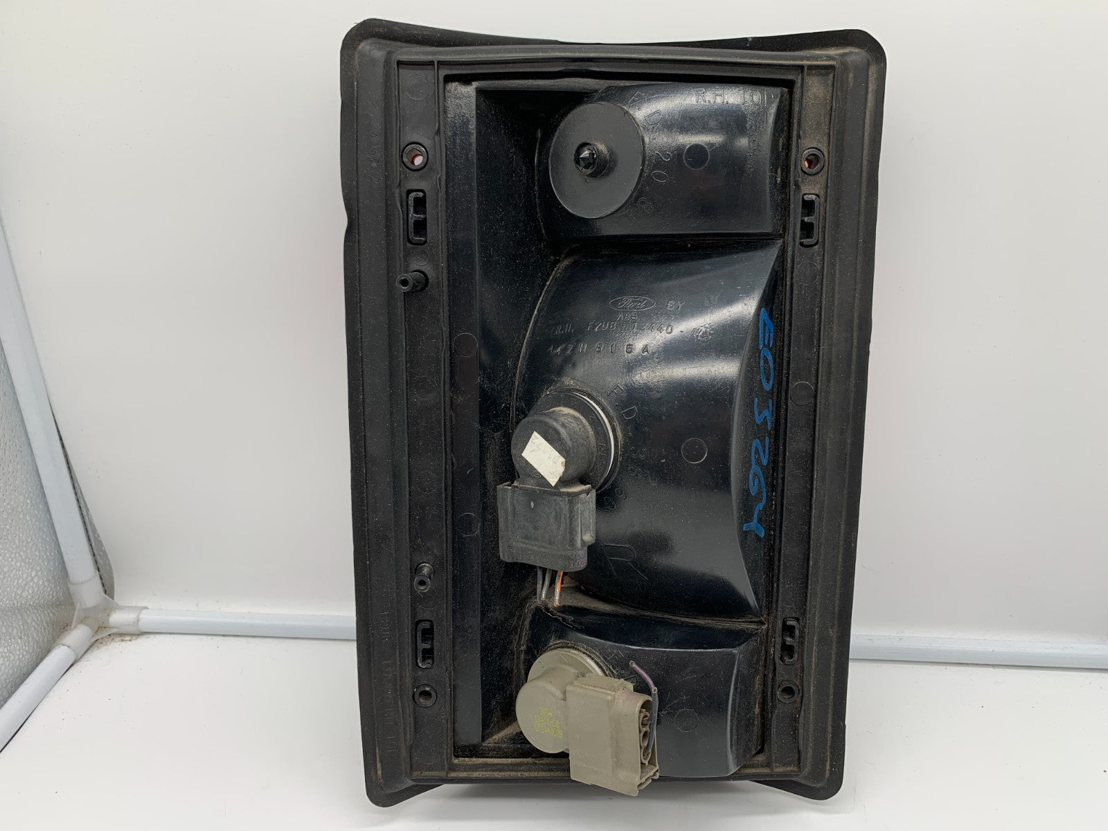 1995-2002 Ford E150 Passenger Tail Light Taillight Lamp OEM