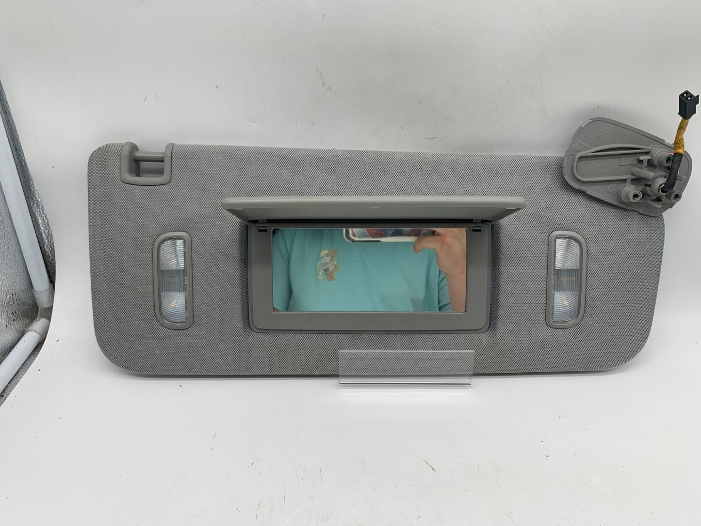 2015-2020 Chevrolet Yukon Passenger Sun Visor Gray Illuminated OEM C02B31004
