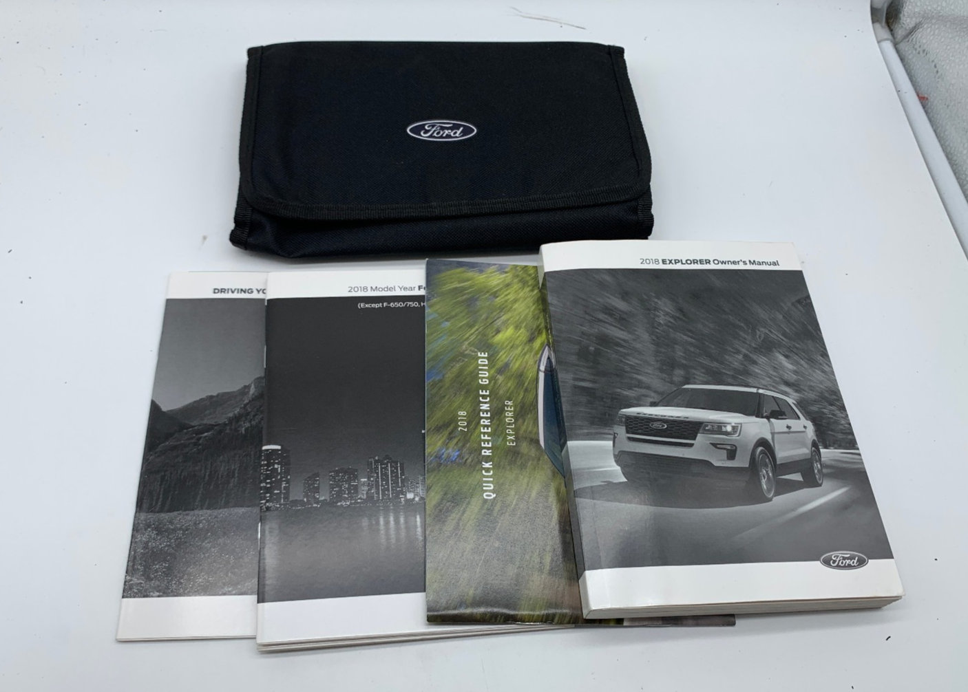 2018 Ford Explorer Owners Manual Set with Case OEM R01B30014