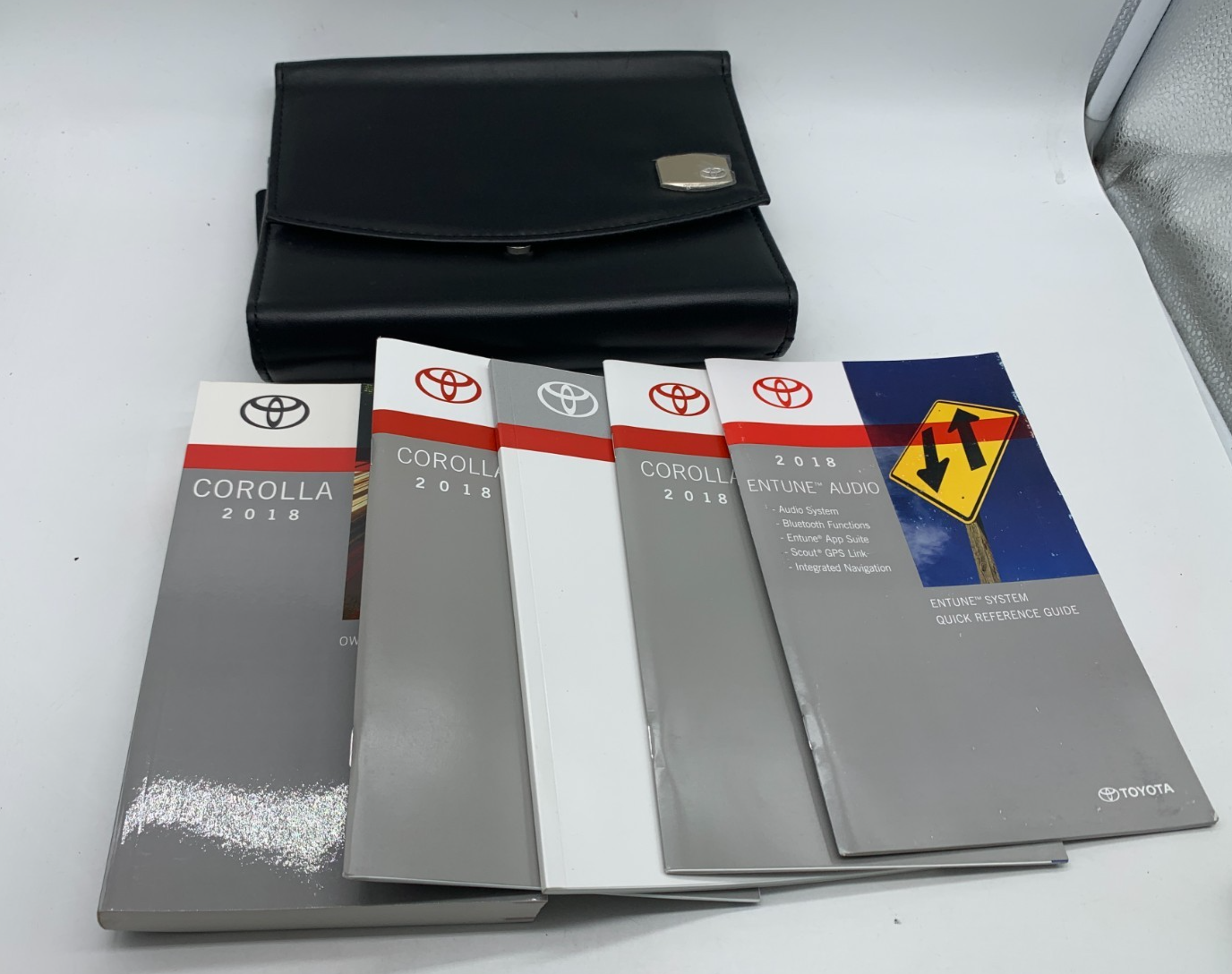 2018 Toyota Corolla Corolla Owners Manual Set with Case OEM C02B31006