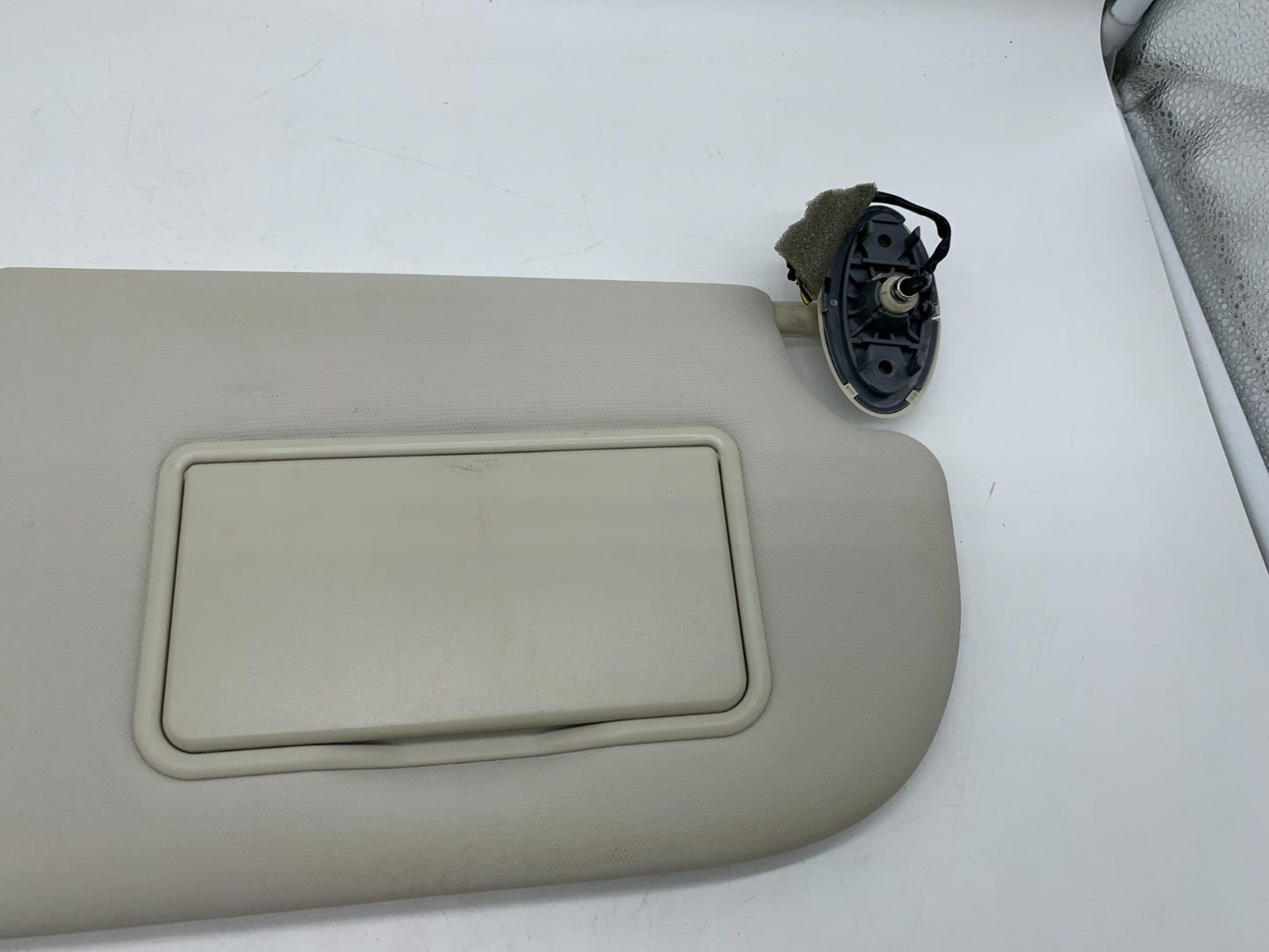 2013-2019 Ford Escape Passenger Sun Visor Ivory Illuminated OEM D01B10039