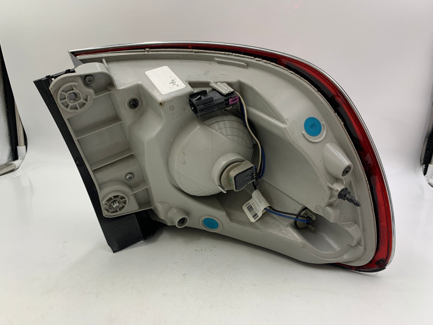 2008-2012 Buick Enclave Passenger Side Tail Light Taillight OEM E02B62003