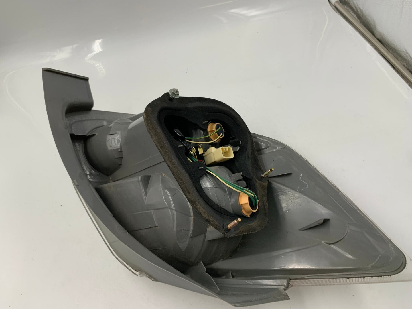 2003-2004 Toyota Matrix Passenger Side Taillight Tail Light OEM E02B67002