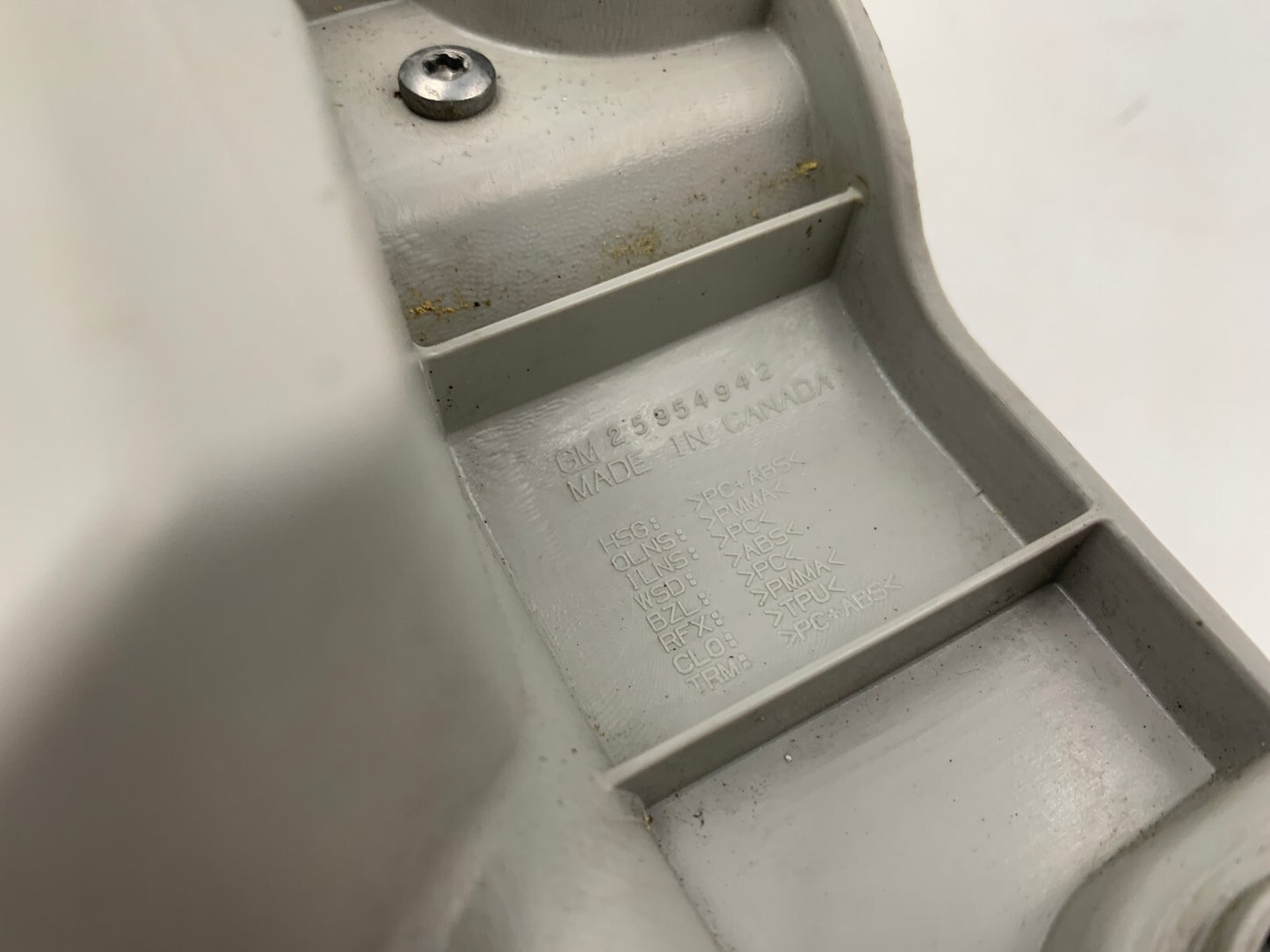 2008-2012 Buick Enclave Passenger Side Tail Light Taillight OEM E02B62003