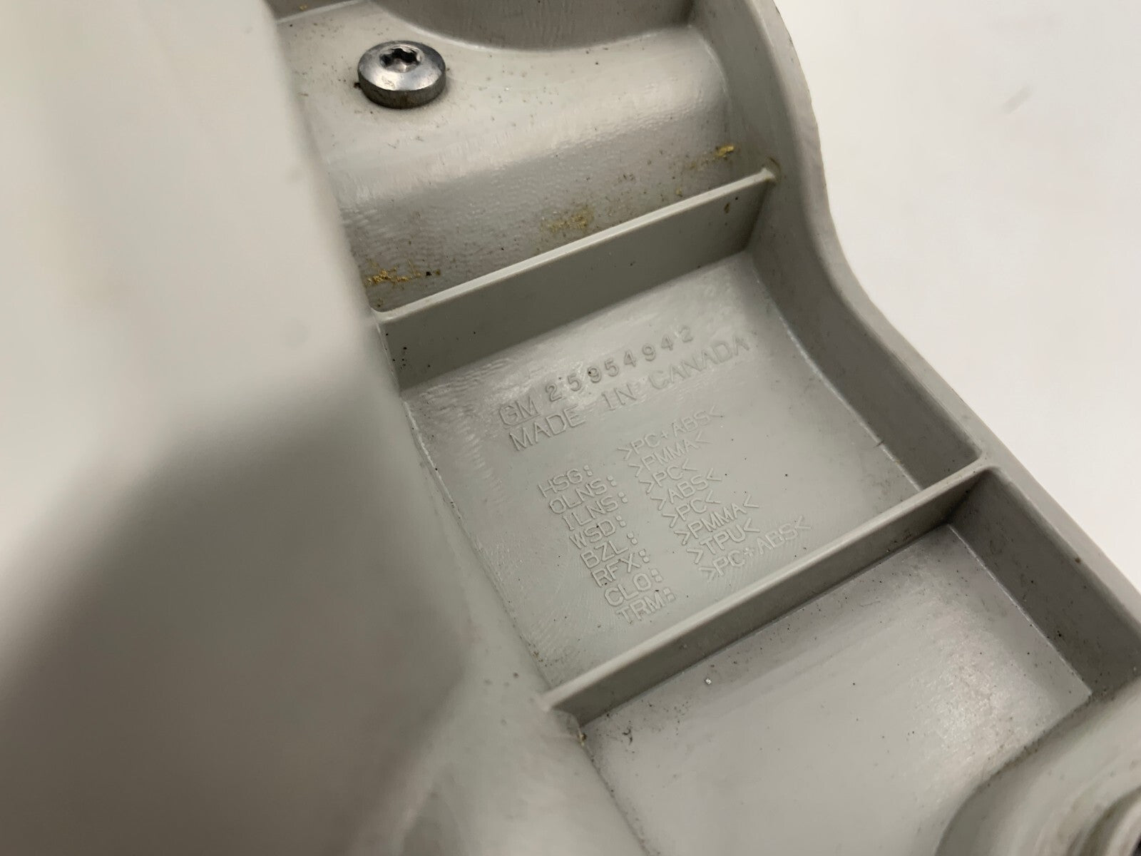 2008-2012 Buick Enclave Passenger Side Tail Light Taillight OEM E02B62003