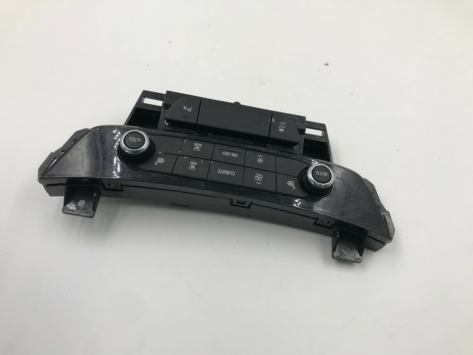 2017 Buick Lacrosse AC Heater Climate Control OEM D02B39010