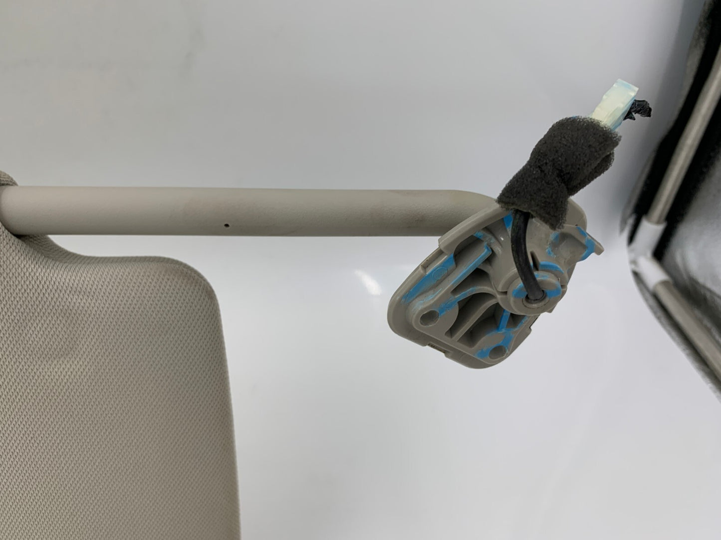 2014-2017 Nissan Rogue Passenger Sun Visor Gray Illuminated OEM A02B01024