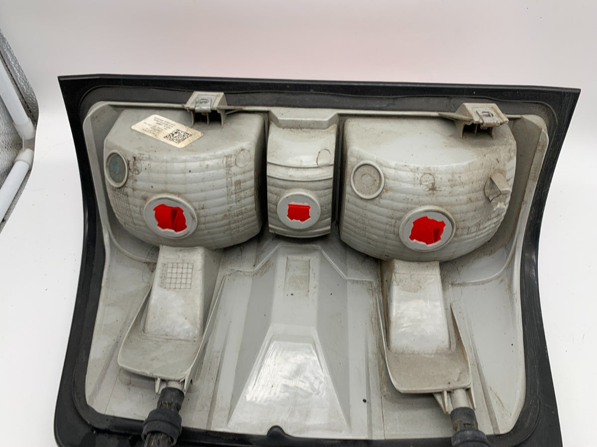 2014-2015 Chevrolet Silverado Passenger Side Tail Light Taillight OEM D02B30021