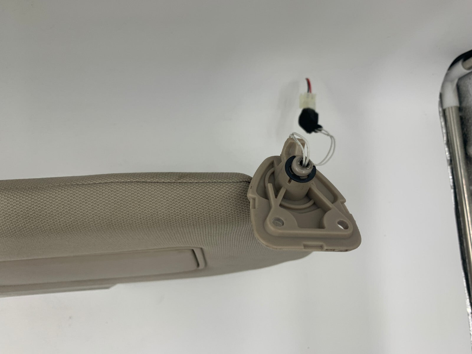 2013-2018 Nissan Pathfinder Passenger Sun Visor Illumination Gray OEM A04B18052