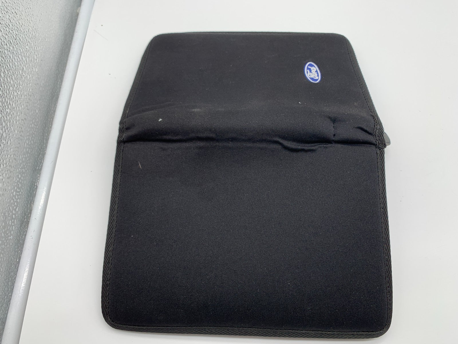 2003 Ford Focus Owners Manual Set with Case OEM B04B04071