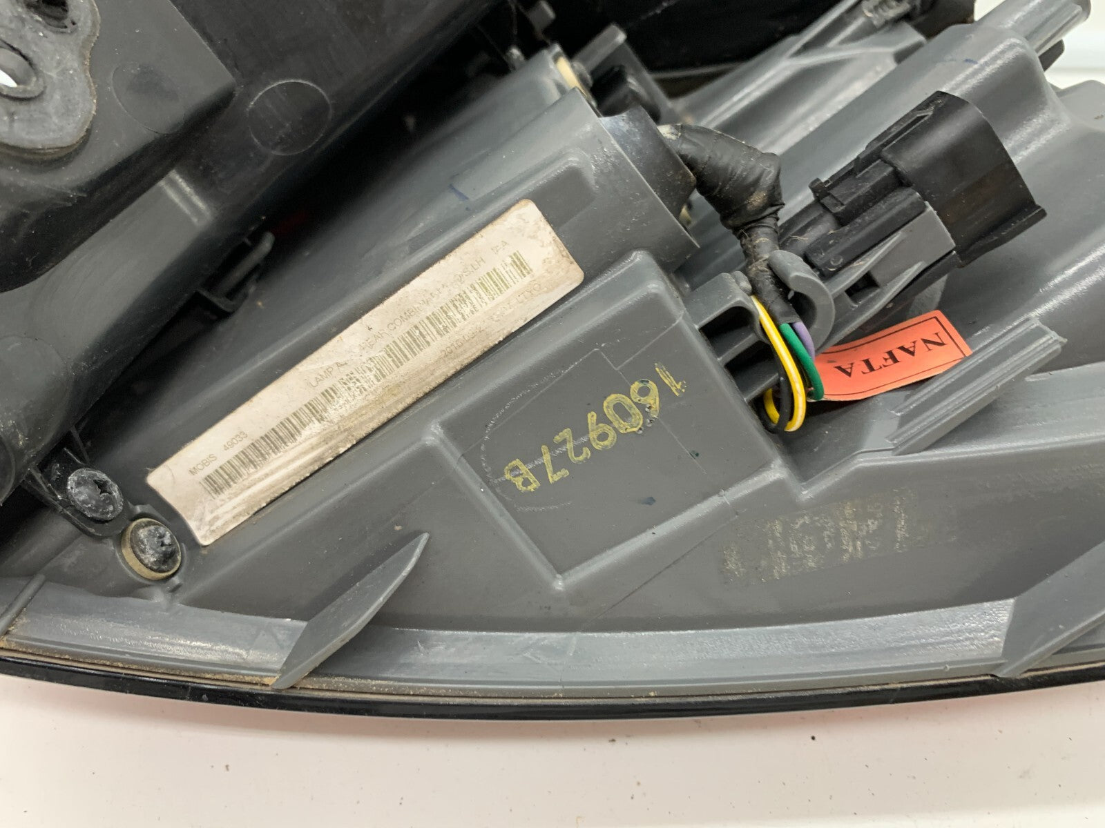 2014-2018 Jeep Cherokee Driver Side Tail Light Taillight OEM D04B69001