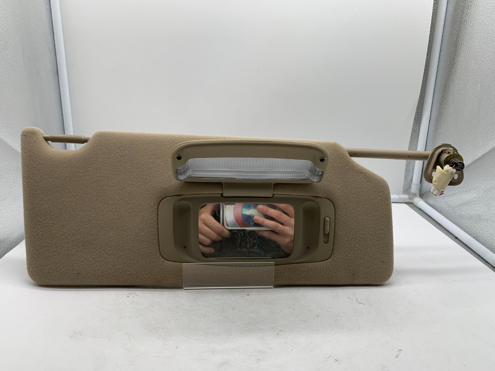 2005-2012 Toyota Avalon Passenger Sun Visor Beige Illuminated OEM A03B06003