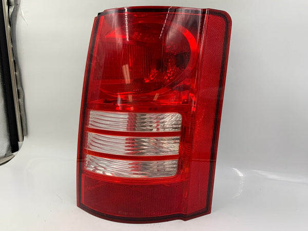 2004-2008 Chrysler Town & Country Passenger Side Tail Light Taillight M03B52021