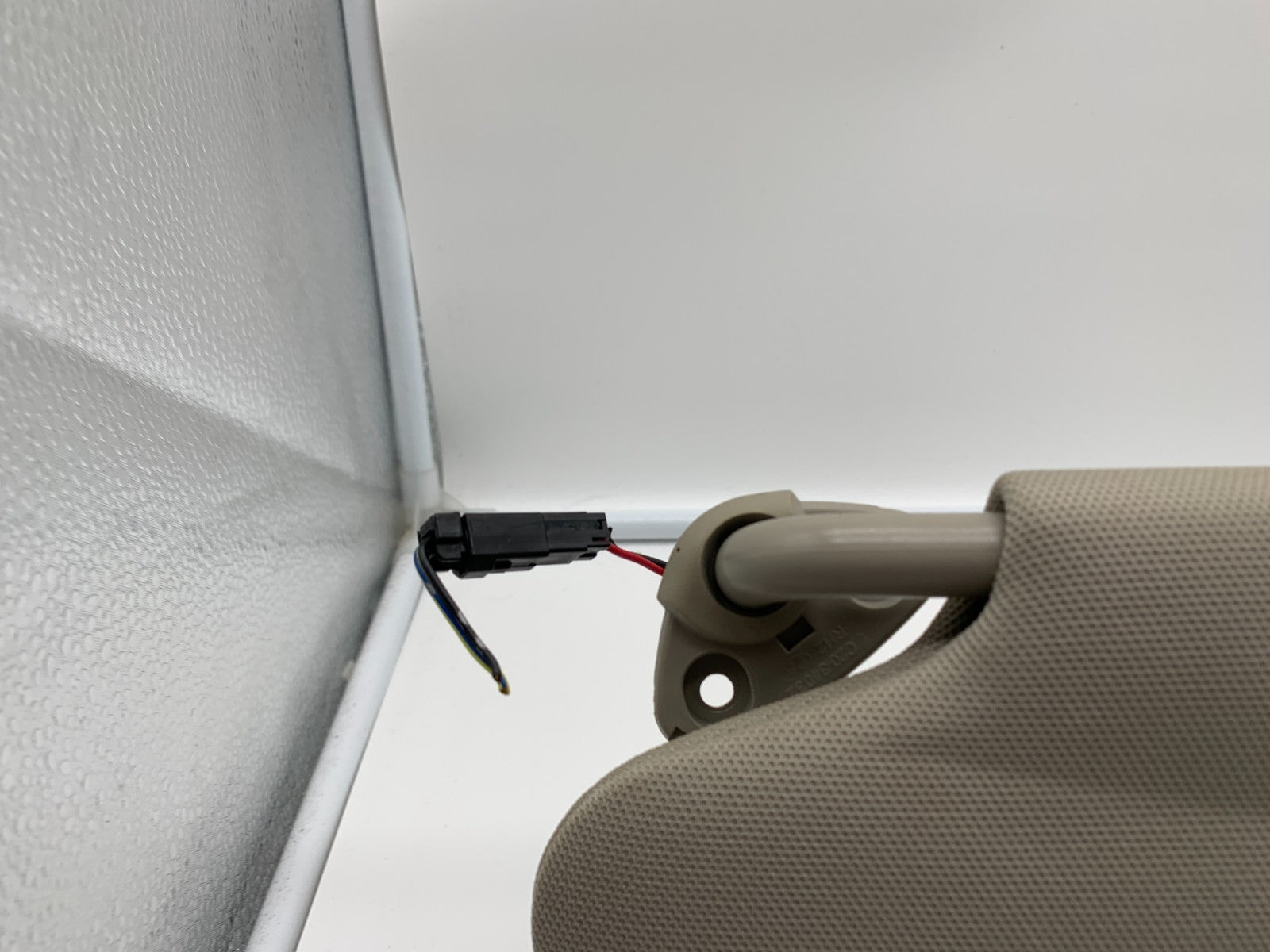 2002-2005 Subaru Legacy Passenger Sun Visor Gray Illuminated OEM B04B37001