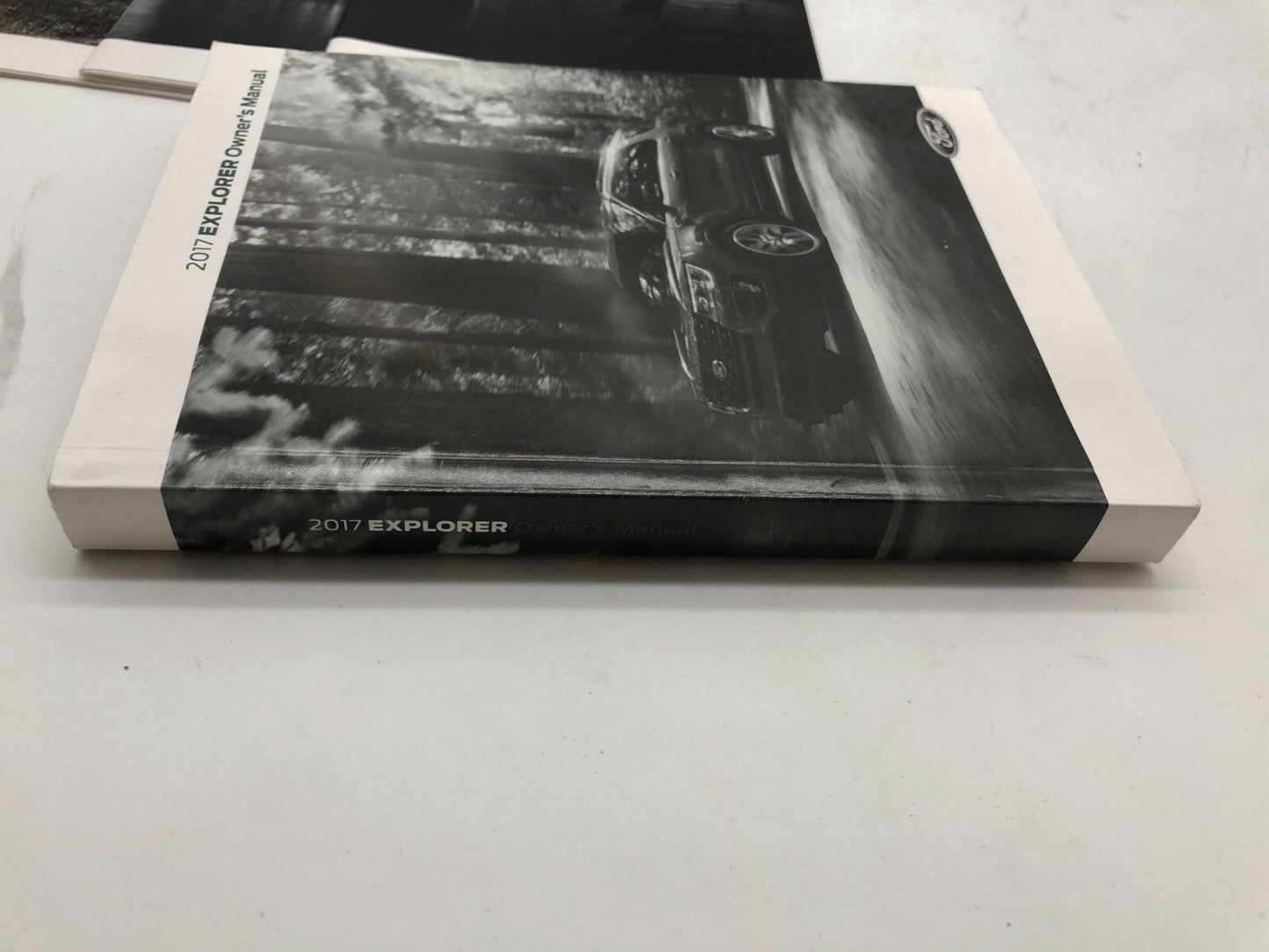 2017 Ford Explorer Owners Manual Set with Case OEM E01B17031