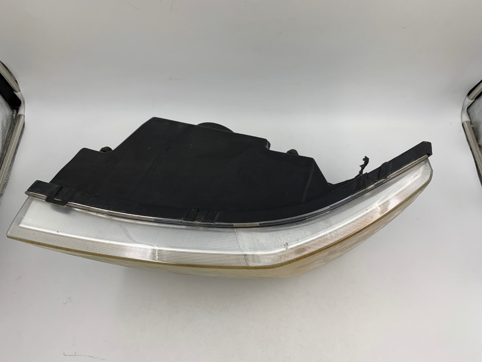 2004-2005 GMC Envoy XUV Passenger Side Head Light Headlight OEM B02B41044