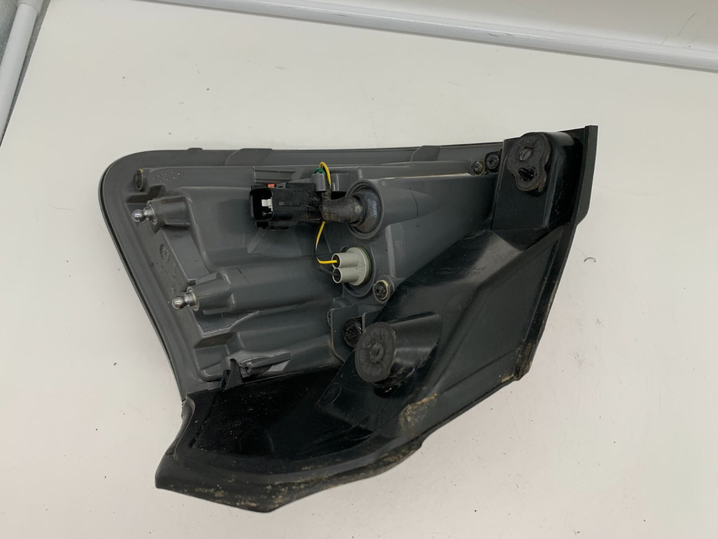 2014-2018 Jeep Cherokee Driver Side Tail Light Taillight OEM D04B69001