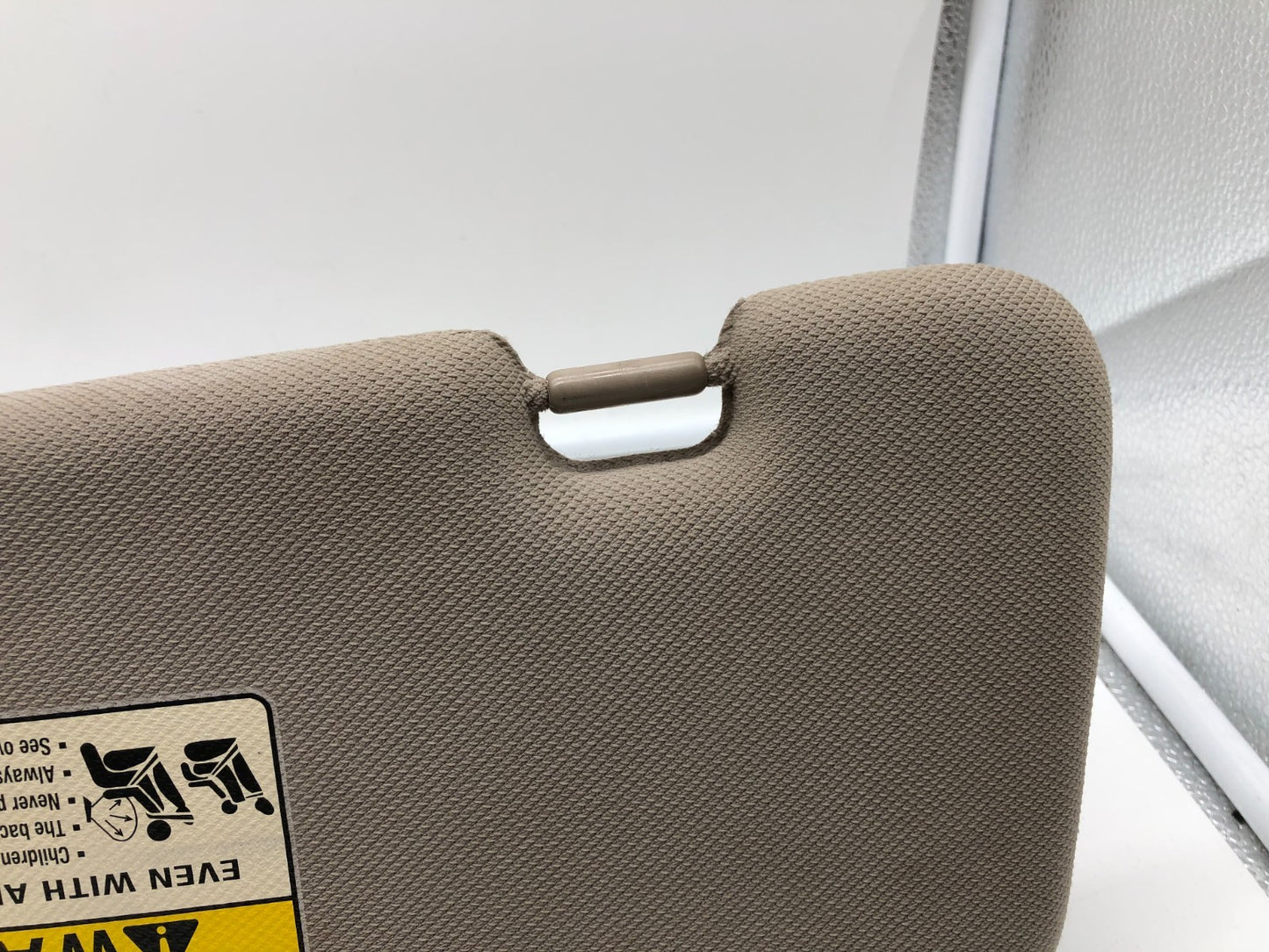 2005-2007 Kia Sorento Passenger Sun Visor Tan Illuminated OEM D03B08002