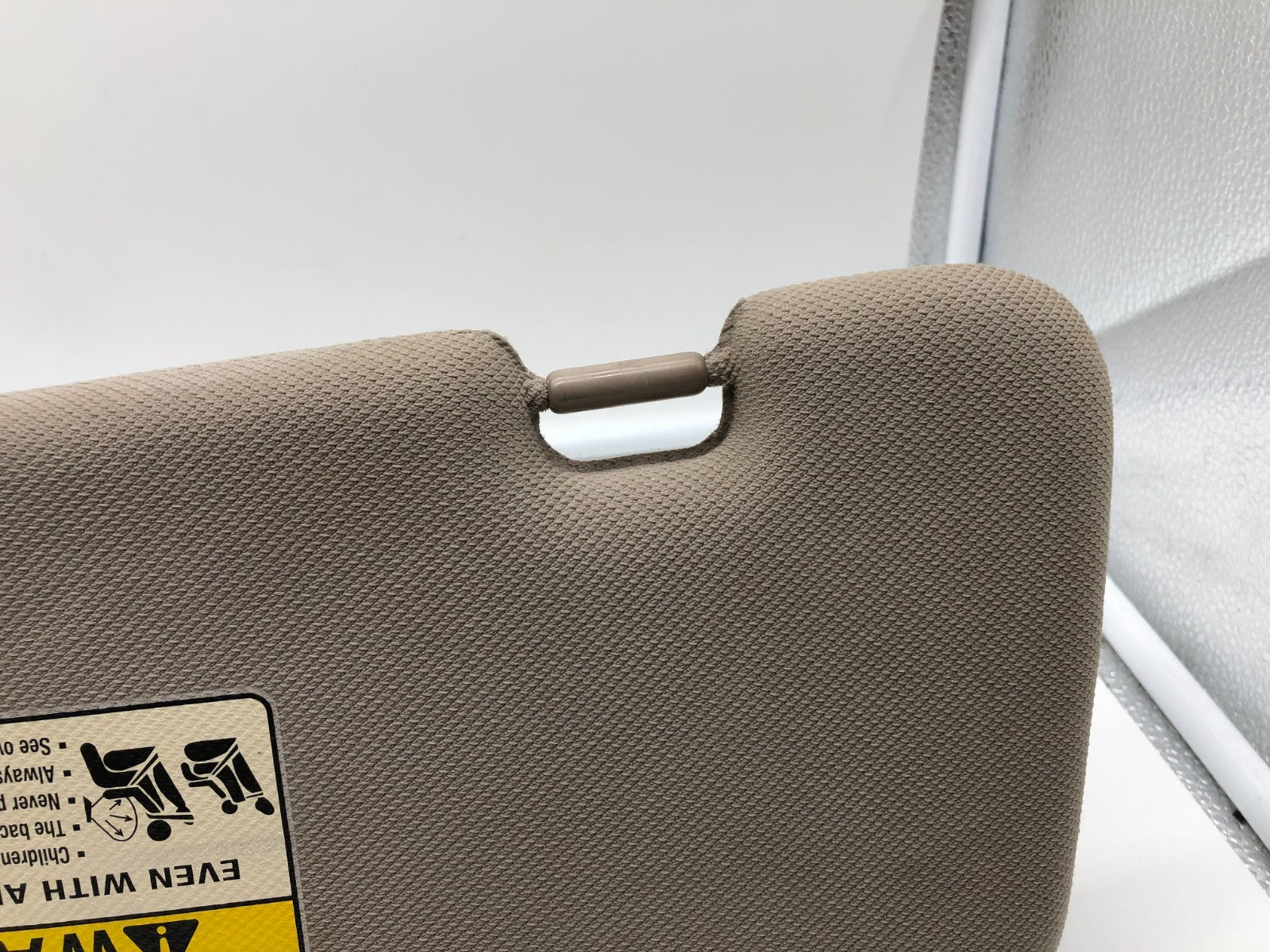 2005-2007 Kia Sorento Passenger Sun Visor Tan Illuminated OEM D03B08002