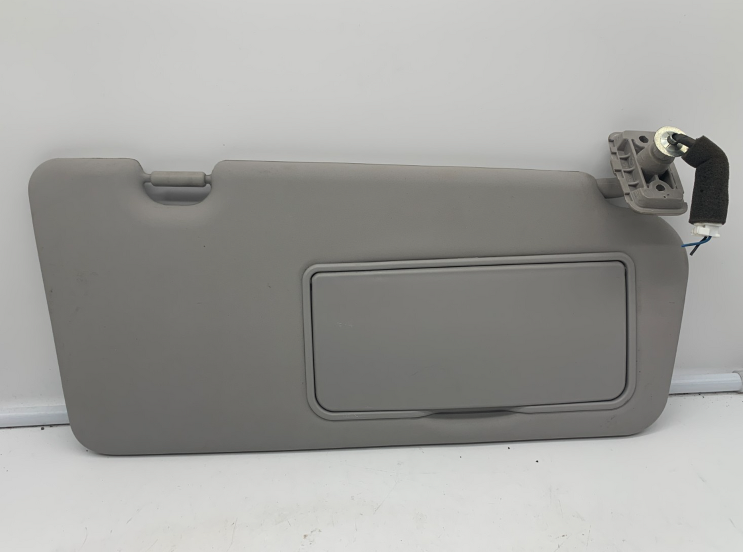 2006-2014 Kia Sedona Passenger Sun Visor Gray Illuminated OEM A01B49040