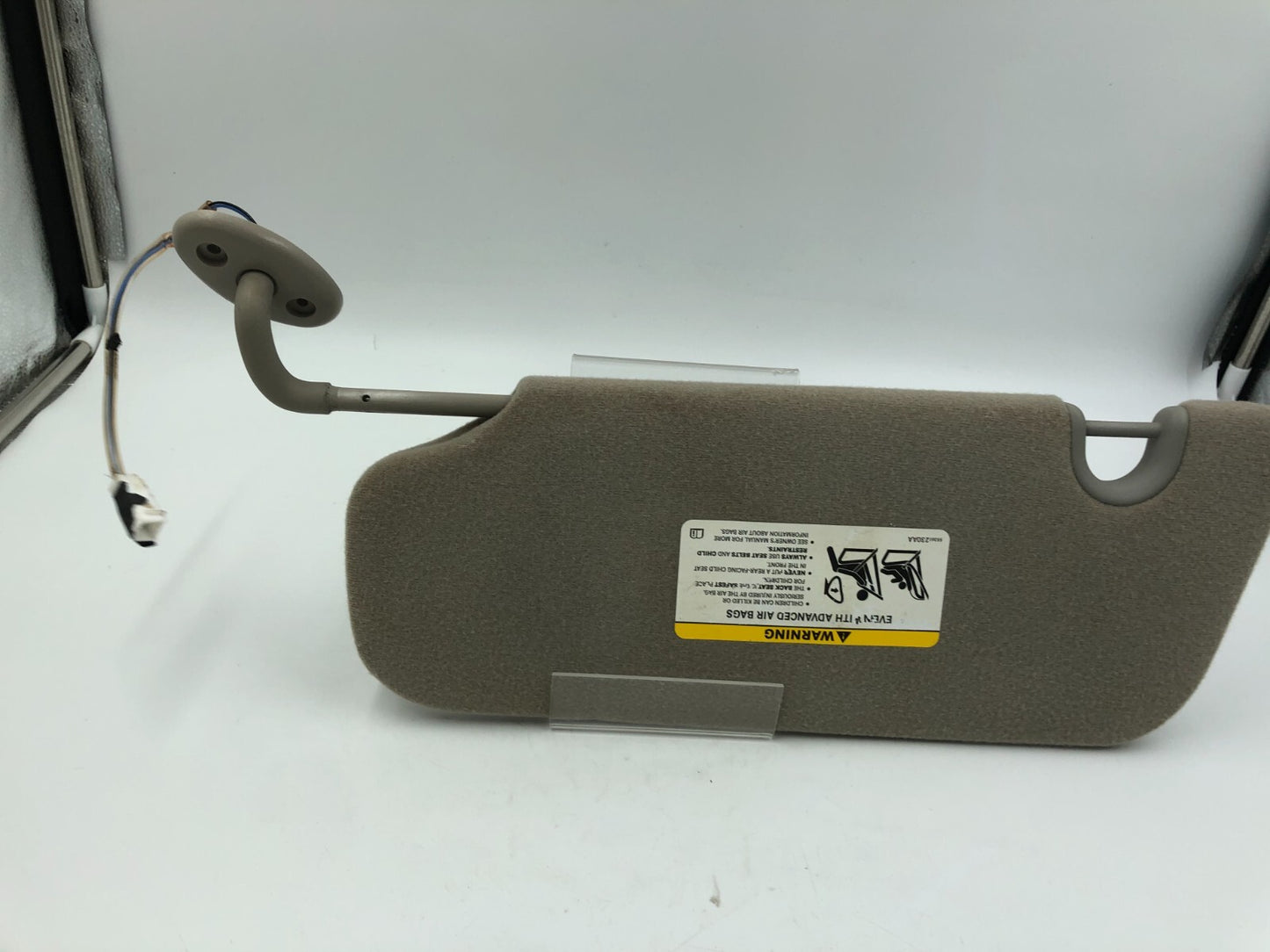 2004-2007 Jeep Liberty Passenger Sun Visor Gray Illuminated OEM C01B17052