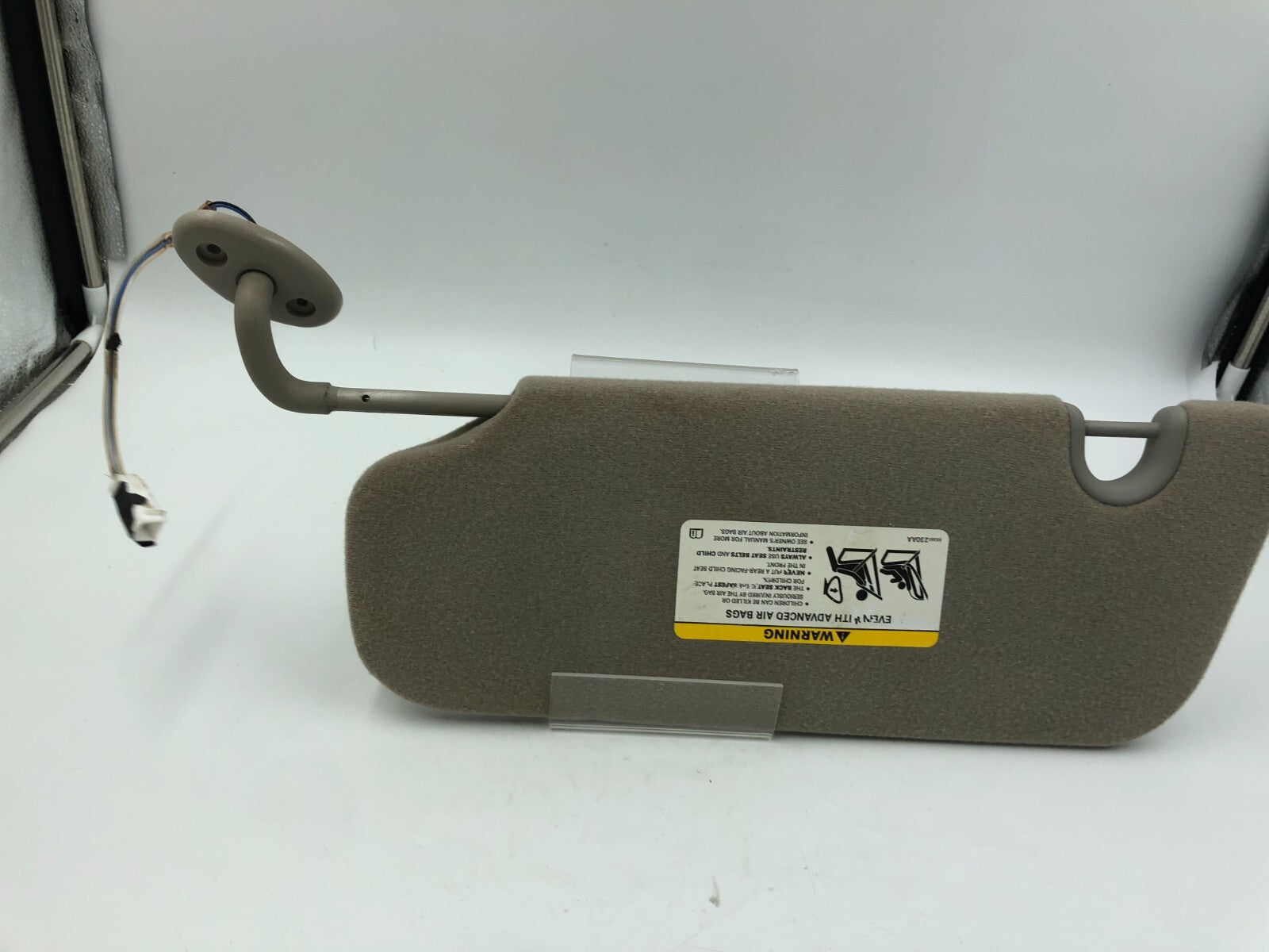2004-2007 Jeep Liberty Passenger Sun Visor Gray Illuminated OEM C01B17052