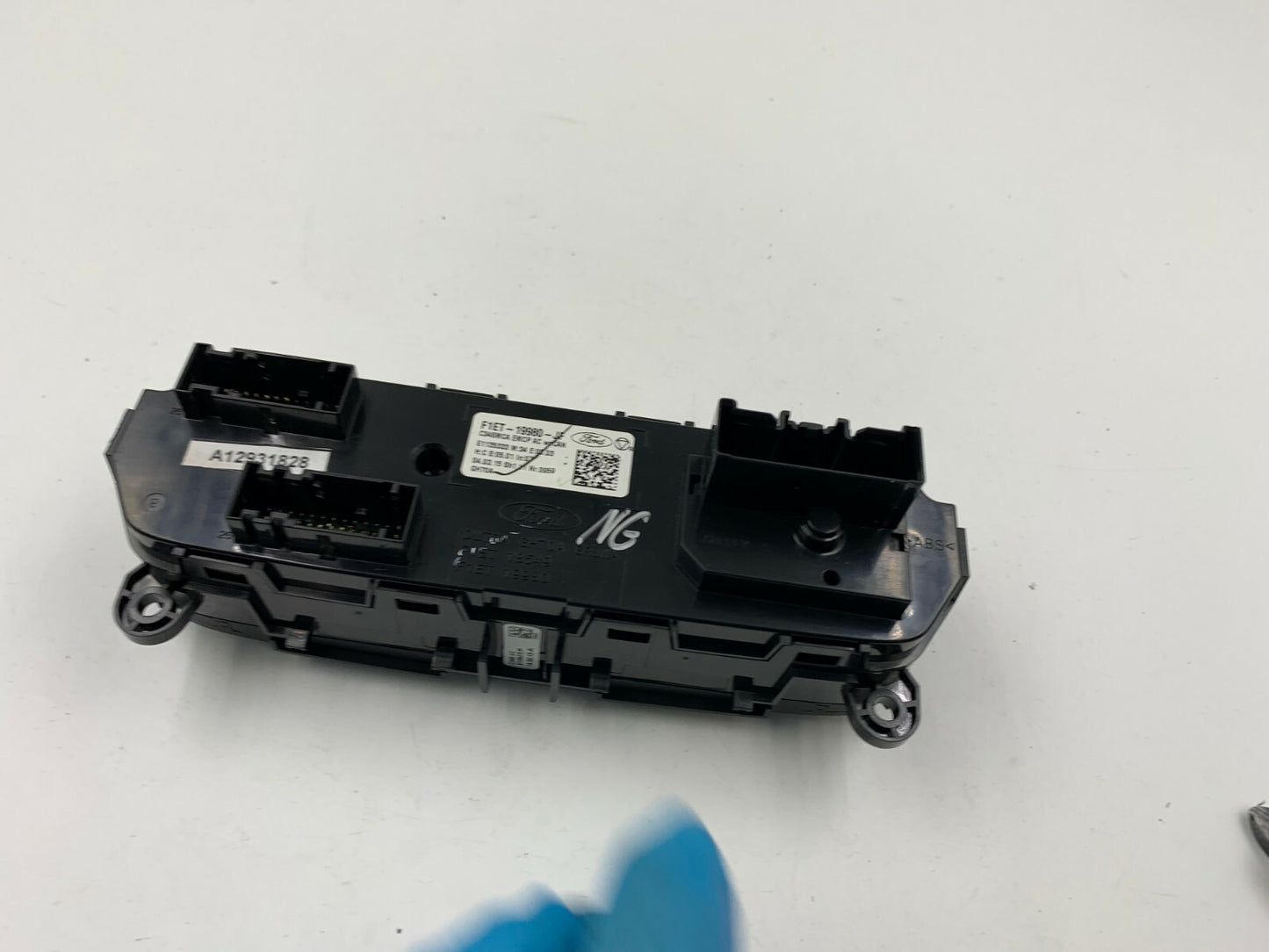 2015-2018 Ford Focus AC Heater Climate Control Unit OEM B02B24010