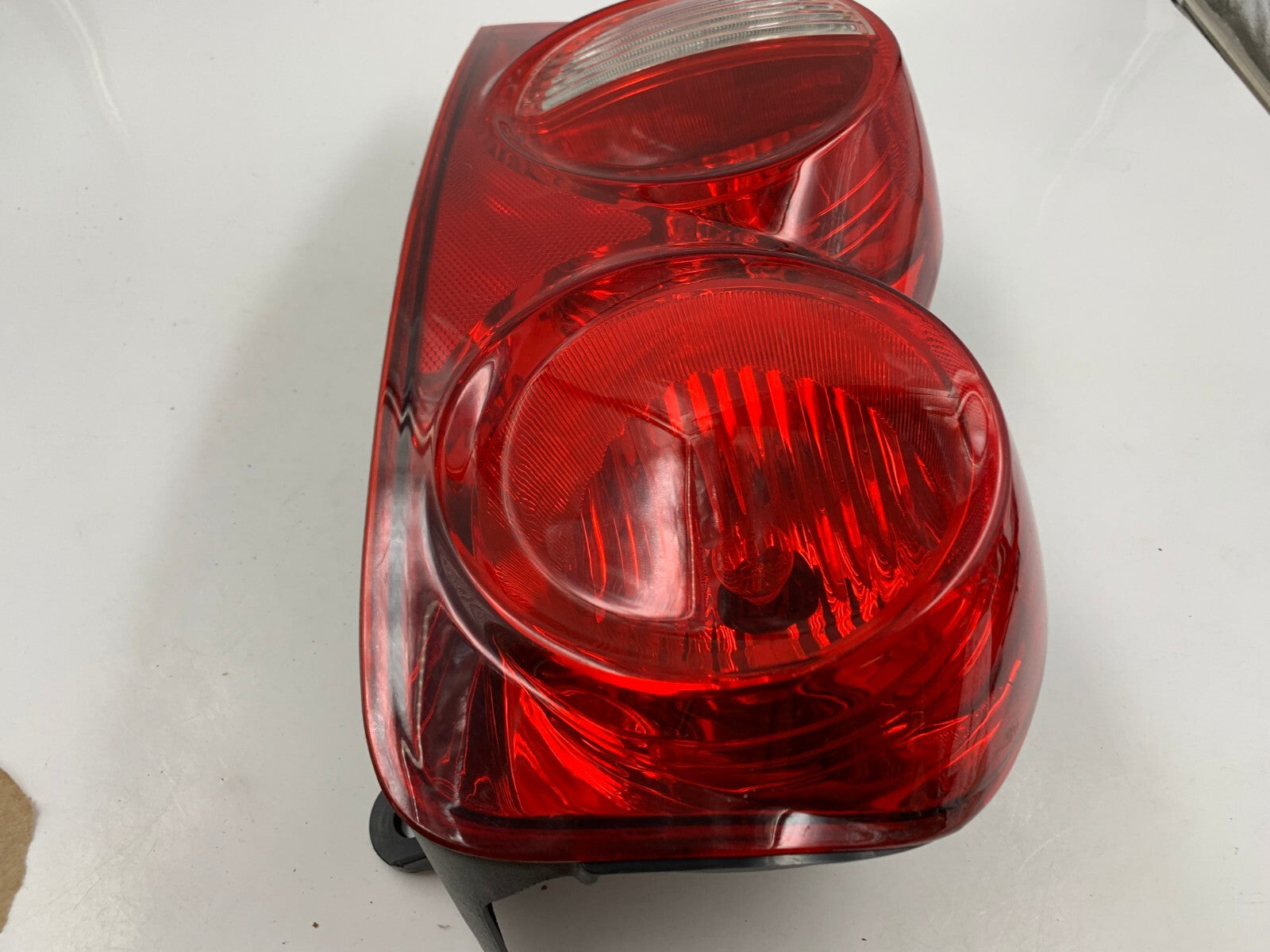 2004-2009 Dodge Durango Driver Side Tail Light Taillight OEM E03B11051