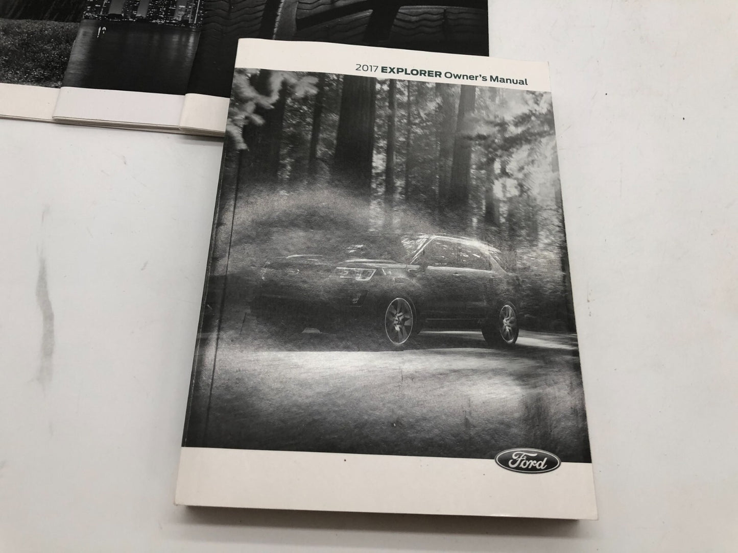 2017 Ford Explorer Owners Manual Set with Case OEM E01B17031