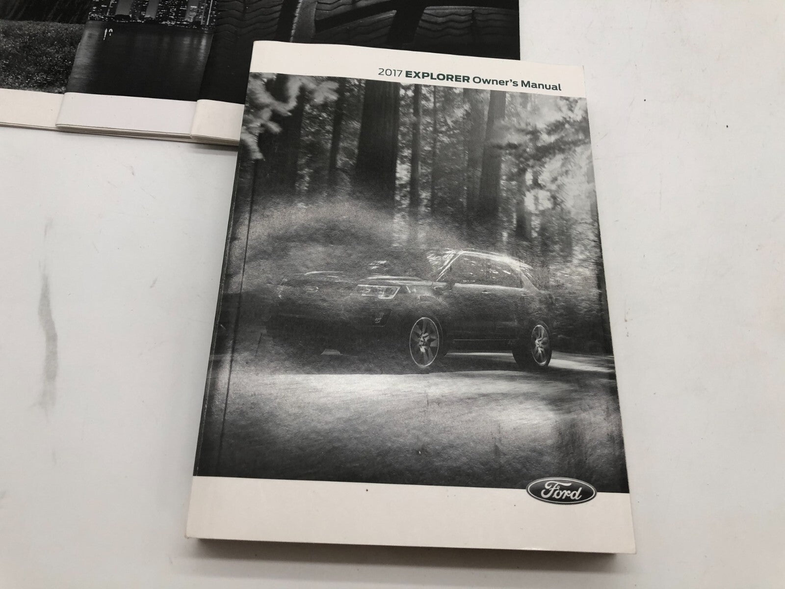 2017 Ford Explorer Owners Manual Set with Case OEM E01B17031